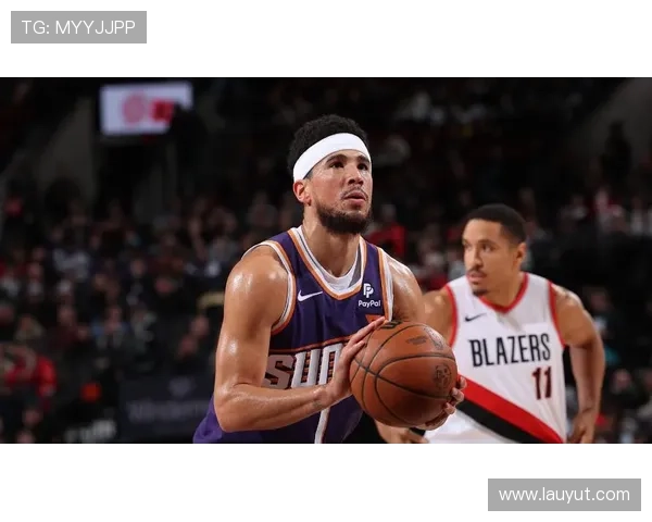 布克半场表现低迷仅得3分3板2助次节全失火力引发球迷热议